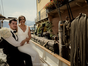 momento intimo degli sposi sulla barca siora veronica a malcesine lago di garda