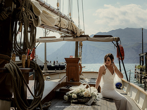 sposa sul veliero a malcesina siora veronica x matrimonio lago di garda