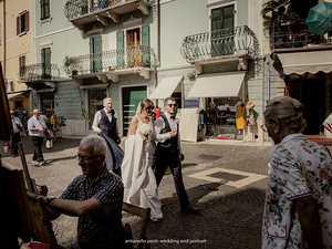 sposi passeggiano a Malcesine dopo il matrimonio sul Lago di garda - fotografo di matrimonio