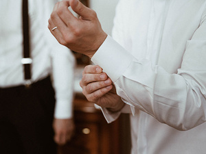 le mani dello sposo mentre si veste