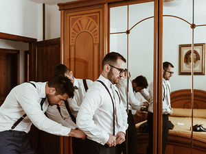 lo sposo indossa l'abito con gli amici