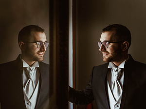 lo sposo è pronto per essere fotografato