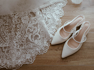 abito da sposa pronto per essere fotografato