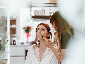 la sposa si prepara prima della cerimonia del matrimonio sul Lago di garda