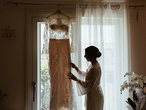 la sposa con il suo abito per un matrimonio raffinato