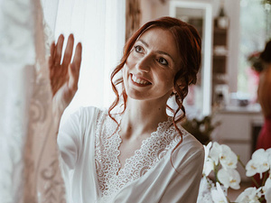 la sposa guarda il suo abito da sposa