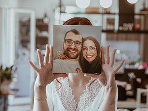 Sposa durante trucco e parrucco, immortalata nei momenti intimi dei preparativi nuziali.