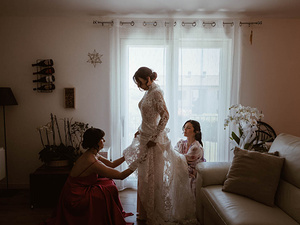 sposa con le amiche prima della cerimonia