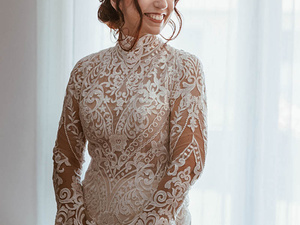 la sposa con il suo abito per un matrimonio raffinato con pizzo