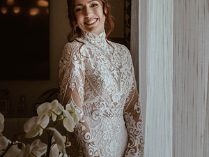 la sposa alla finestra con i fiori