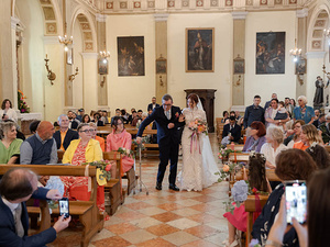 la sposa entra in chiesa con il papà a desenzano 