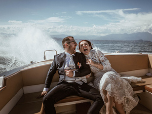 felicità-degli-sposi-in-motoscafo-sul-lago-di-garda