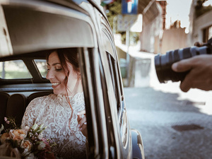 la sposa in macchina per-servizio-fotografico