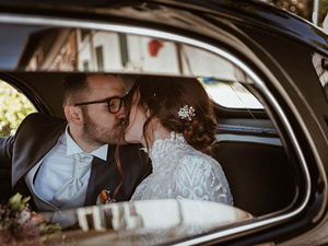 bacio-degli-sposi-sulla-macchina-del-matrimonio 