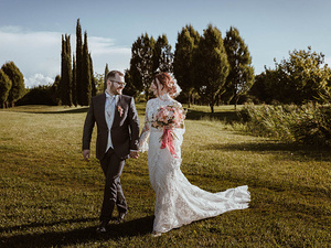 sposi-camminano-nel-parco-per-servizio-fotografico 