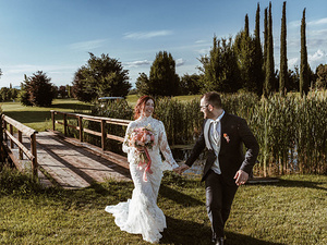 gli-sposi-mano-nella-mano-sul-lago-di-garda