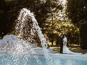 sposi-con-la-fontana-in-location-a-desenzano