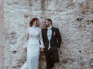 ritratto-di-coppia-davanti-al-muro