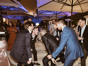 sposo-balla-con-gli-amici-in-location-a-sirmione