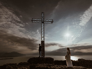 la-sposa-sotto-la-croce-a-manerba-del-garda