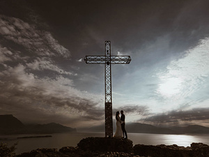 gli-sposi-sotto-la-croce-di-manerba-del-garda