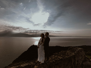 gli-sposi-guarda-l'alba-sul-lago-di-garda