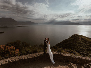 alba-con-gli-sposi-che-guardano-il-lago-di-garda