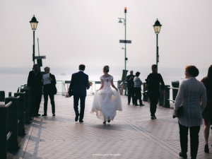passeggiata a sirmione,fotografie di matrimonio