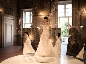 la sposa si prepara prima della cerimonia del matrimonio sul Lago di garda