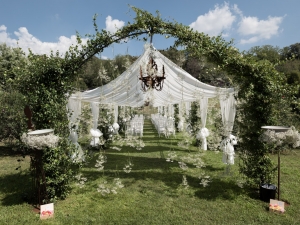 tensostruttura bianca con drappeggi per matrimonio all'aperto