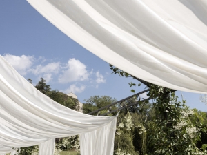 drappeggi bianchi per giardino della cerimonia di matrimonio