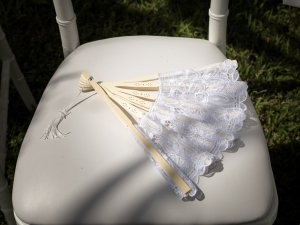 Fotografo che immortala dettagli dei preparativi di matrimonio, focalizzandosi su particolari