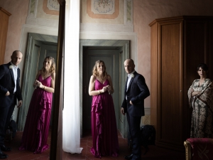 Fotografo che immortala dettagli dei preparativi di matrimonio, focalizzandosi su momenti intimi e autentici.