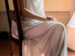 Momento di preparazione nuziale con fotografo che cattura dettagli