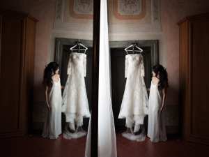 la sposa con il suo abito per un matrimonio raffinato