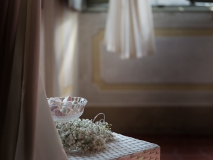 fotografo che cattura i dettagli per il matrimonio sul lago di garda