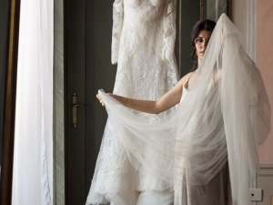 sposa che guarda il suo abito prima della cerimonia nuziale 