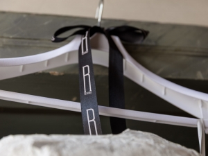 abito da sposa luxury appeso prima della cerimonia