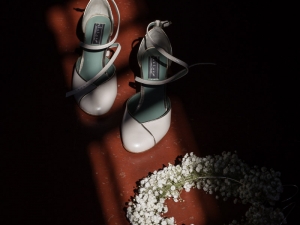 scarpe della sposa illuminate dal sole 