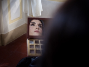 Sposa durante trucco e parrucco nei preparativi