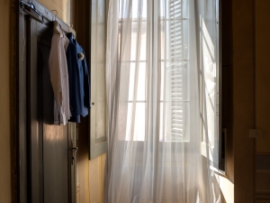 camera dello sposo con abito da cerimonia