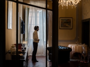 sposo durante i preparativi prima del marimonio