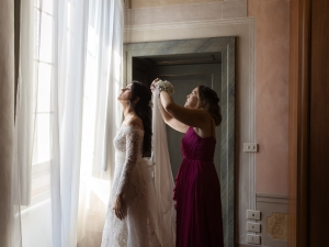 sposa indossa il velo per la cerimonia nuziale