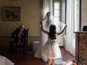 damigella sistema il velo della sposa prima del matrimonio al Lago di garda