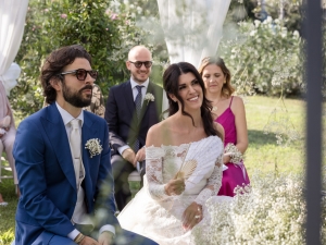 sposi durante la cerimonia con fotografo che cattura emozioni