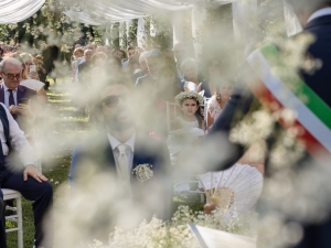 bimba al matrimonio tra i fiori bianchi