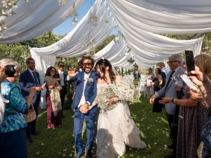 lancio del riso agli sposi al matrimonio al lago di garda