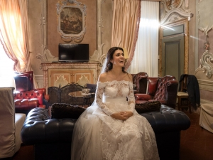 sposa durante il ricevimento in villa il giorno del matrimonio
