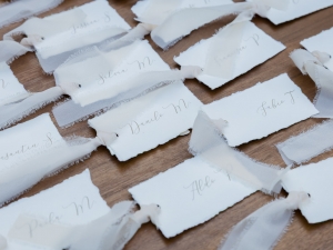 Allestimento floreale e sedute per cerimonia nuziale allâ€™aperto