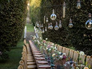 tavolo imperiale allestimento floreale e sedute per cerimonia nuziale allâ€™aperto